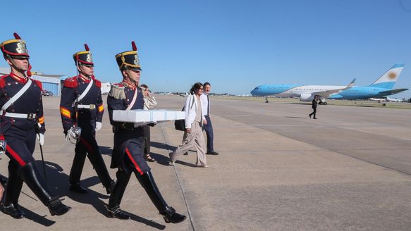 El traslado del Sable Corvo de José de San Martín. El traslado del Sable Corvo de José de San Martín.
