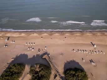 Una vista aérea de la playa de Cariló. Una vista aérea de la playa de Cariló.