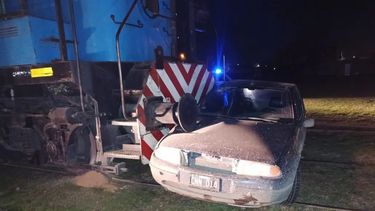 Los ocupantes del vehículo pudieron salir ilesos fundamentalmente porque el tren circulaba por Bahía Blanca a baja velocidad.