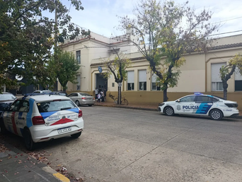 Un operativo policial por una amenaza contra una escuela en Olavarría. Un operativo policial por una amenaza contra una escuela en Olavarría.
