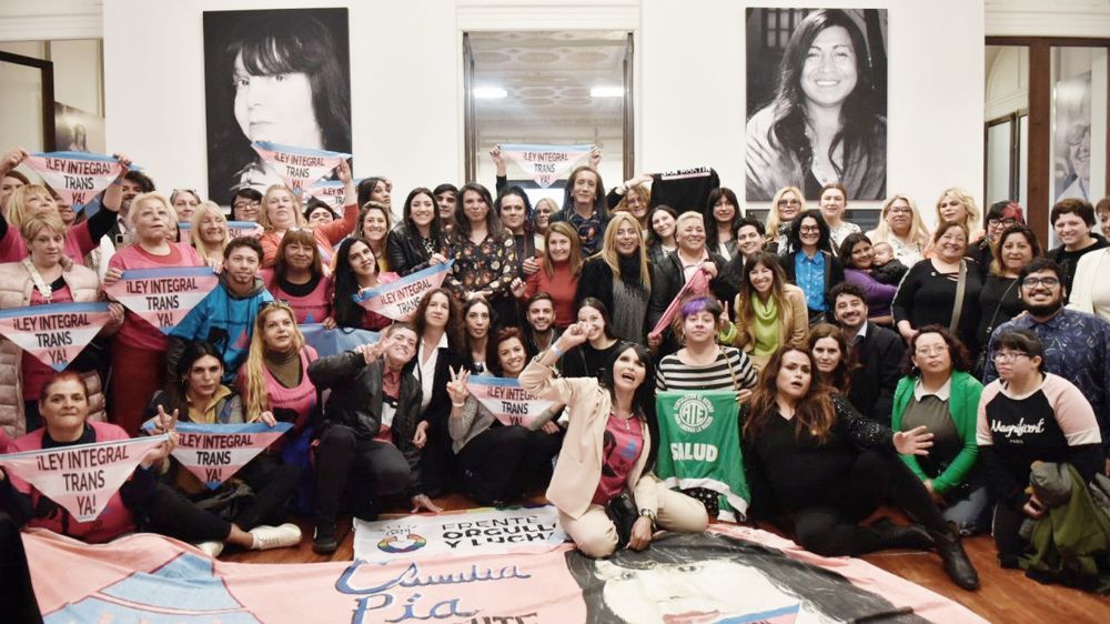 Los cuadros de Claudia Pía Baudracco (izquierda) y Diana Sacayán en el ex Salón de las Mujeres Argentinas del Bicentenario que estaba en la Casa Rosada, con miembros del colectivo trans travesti. Los cuadros de Claudia Pía Baudracco (izquierda) y Diana Sacayán en el ex Salón de las Mujeres Argentinas del Bicentenario que estaba en la Casa Rosada, con miembros del colectivo trans travesti. 