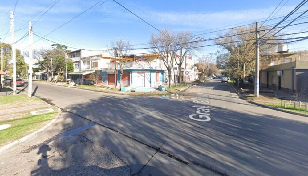 El doble crimen ocurrió alrededor de las 22.30 del viernes en la calle General Pico y General Guido, a unas cuatro cuadras de la comisaría 8va. del barrio Villa Obrera, en Lanús.