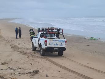 El cuerpo de uno de los kayakistas fue hallado ayer&nbsp; a la altura de la calle 4 y la playa de Las Toninas.