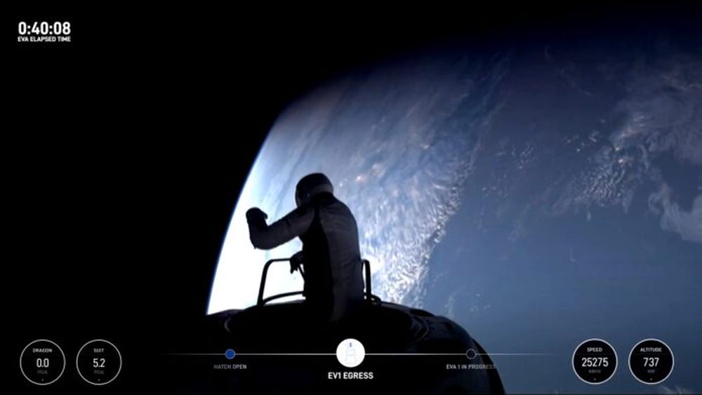 Jared Isaacman sale de la cápsula al espacio exterior, en la primera caminata espacial privada. (X @SpaceX)
