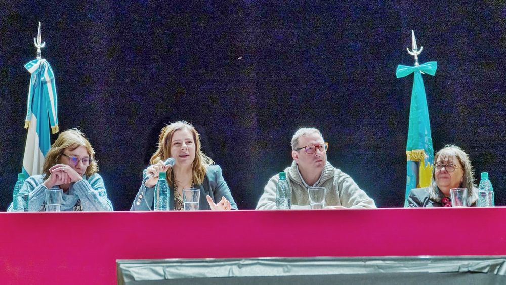 El primer panel contó con la presencia de la presidenta del Instituto Cultural, Florencia Saintout; la directora provincial de Patrimonio Cultural, Araceli Bellotta; la directora del Archivo, Alicia Sarno; y el periodista y escritor Hernán Brienza.&nbsp;