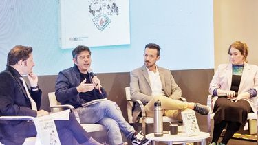El gobernador Axel Kicillof presentó su libro “De Smith a Keynes” en la Feria del Libro.&nbsp;