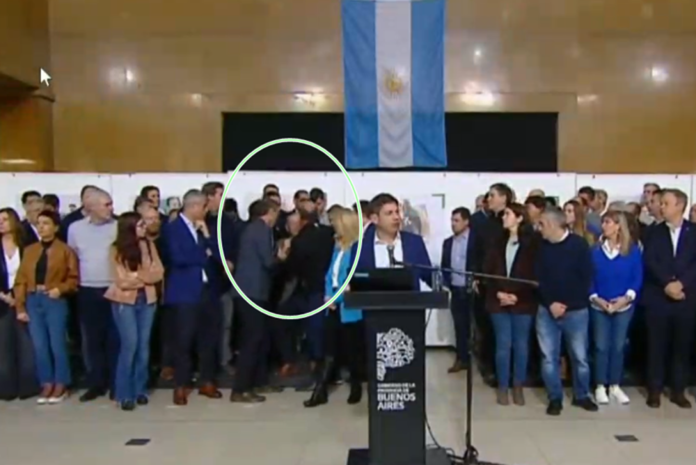 El intendente del Partido de la Costa, Juan de Jesús, se desmayó y fue socorrido por sus pares. (Imagen de video)