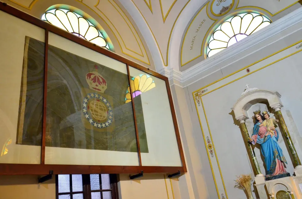 Una de las siete banderas capturadas a los invasores; quedaron dos, que se exhiben en la iglesia de Nuestra Señora del Carmen. 