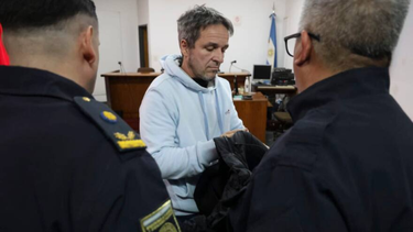 Así esposaron a Claudio Contardi tras la lectura del veredicto. (X @Hechosanderecho)