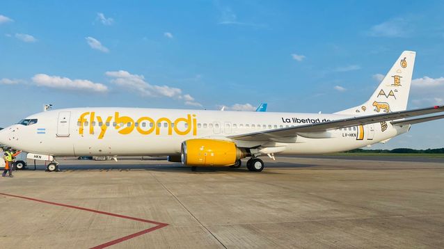 Un avión de la empresa low cost Flybondi.
