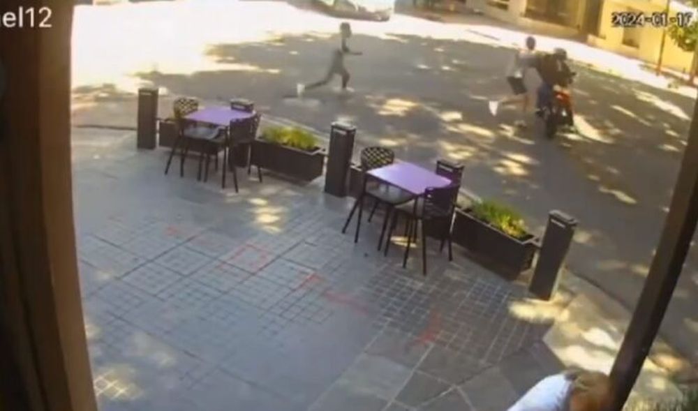El robo de motochorros en Lanús. (Captura TV)