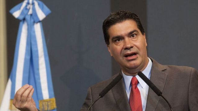 BAS02. BUENOS AIRES (ARGENTINA), 28/01/2014.- Fotografía cedida por la Presidencia de Argentina hoy, martes 28 de enero de 2014, que muestra al jefe del Gabinete de Gobierno, Jorge Capitanich, mientras habla en una rueda de prensa, en Buenos Aires (Argentina). Los argentinos solicitaron un total de 72,4 millones de dólares durante el primer día de autorización de compra de moneda extranjera para el ahorro, aunque sólo se ejecutaron operaciones por 122.273 dólares, informó Capitanich. EFE/Ricardo Ceppi/Prensa Presidencial/SOLO USO EDITORIAL/NO VENTAS