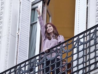 Cristina Fernández de Kirchner se recupera de un cuadro de apendicitis con peritonitis localizada. 