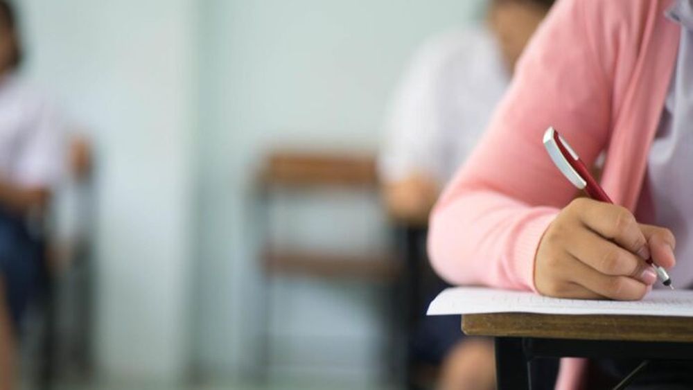 Una alumna en un aula en una escuela.