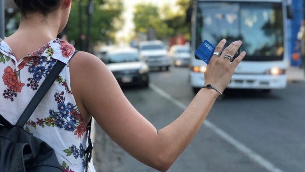 Una persona esperando el colectivo.