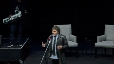 El presidente, Javier Milei, cantando en el Luna Park. (Imagen de TV)