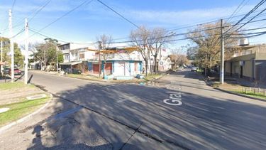 El doble crimen ocurrió alrededor de las 22.30 del viernes en la calle General Pico y General Guido, a unas cuatro cuadras de la comisaría 8va. del barrio Villa Obrera, en Lanús.