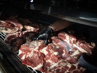 Una trabajadora acomoda una pieza de carne vacuna en una carnicería. (Agencia Xinhua) Una trabajadora acomoda una pieza de carne vacuna en una carnicería. (Agencia Xinhua)
