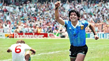 Diego Armando Maradona celebra el Gol del Siglo contra Inglaterra, el 22 de junio de 1986.