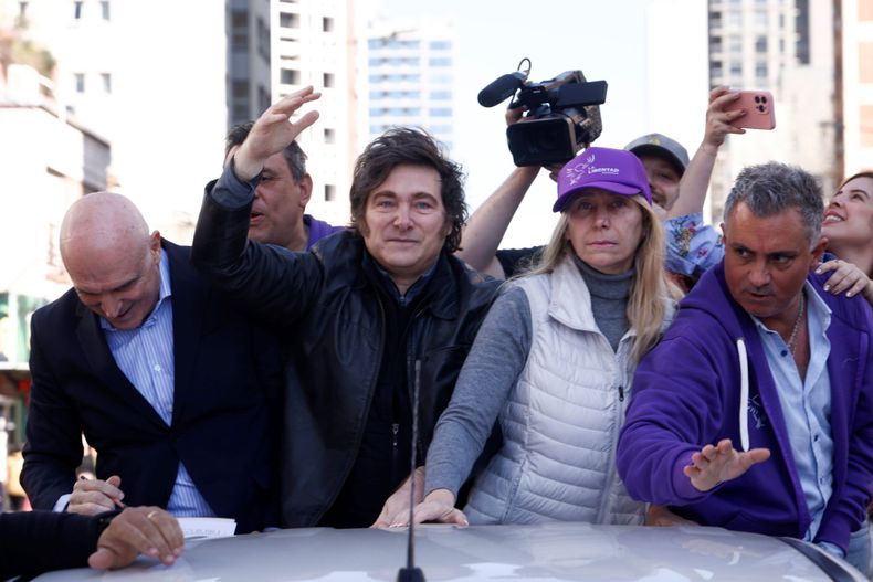 El presidente Javier Milei junto a su hermana Karina, en Lomas de Zamora.&nbsp;