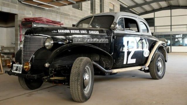 La réplica del Chevrolet 39 con el que Domingo Marimón y el tresarroyense Pedro Duhalde ganaron la Buenos Aires-Caracas. - La Voz del Pueblo -