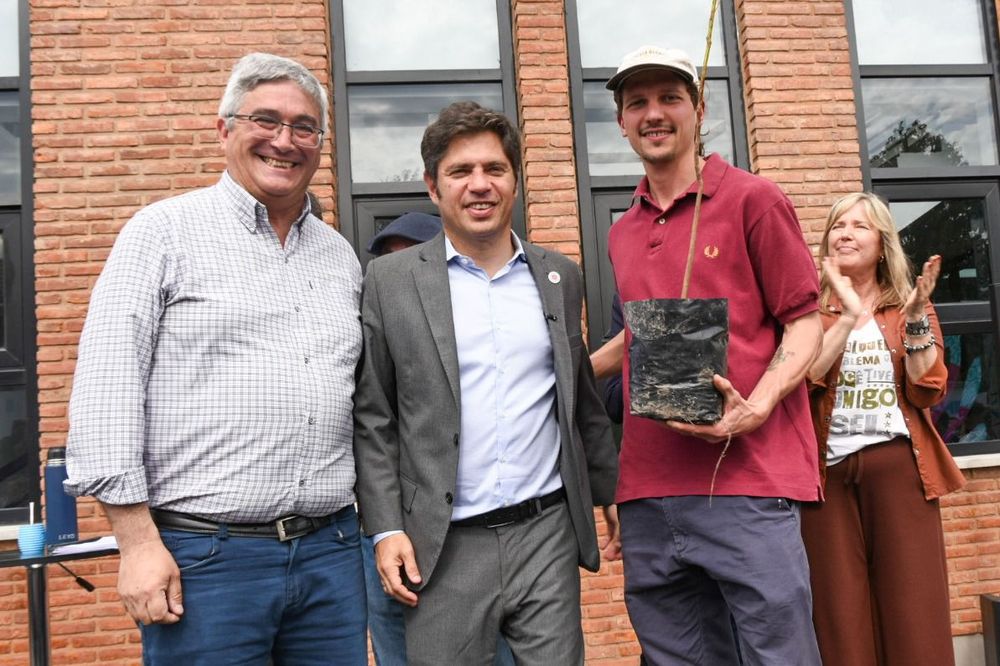 Javier Rodríguez y Axel Kicillof entregan en Marcos Paz el árbol 1 millón del Plan de Incentivo a la Actividad Forestal.