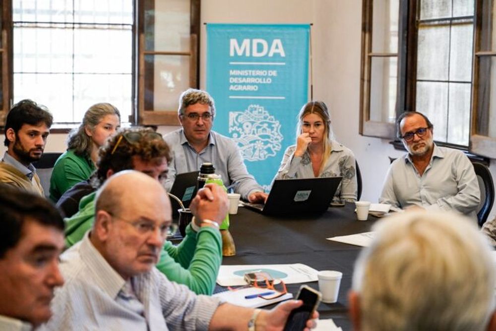 El ministro Javier Rodríguez durante la Mesa Lechera Provincial. (Prensa MDA)