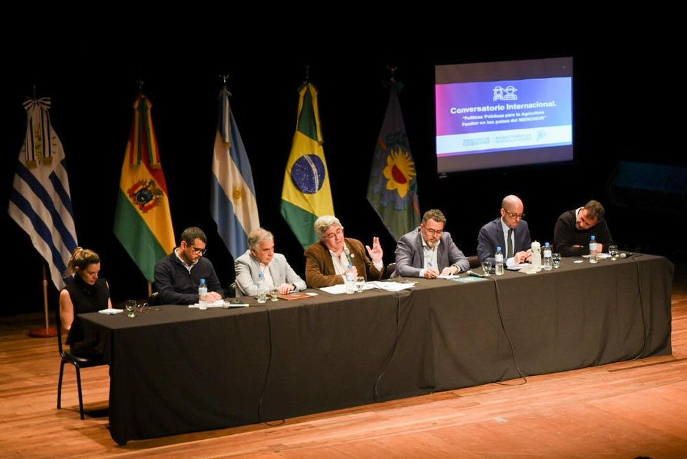 El ministro Javier Rodríguez habla en la apertura del Encuentro Internacional de la Agricultura Familiar.