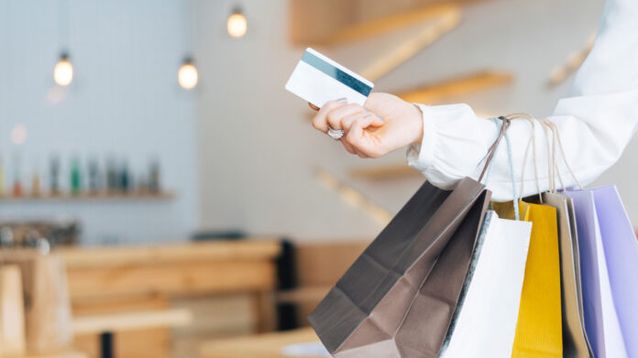 Las compras con tarjeta en los comercios.