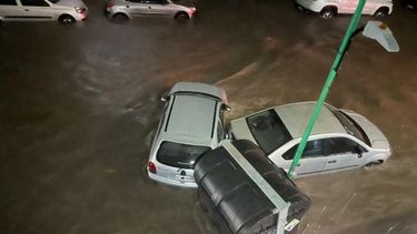 El agua avanzó sobre la calle 56, entre 11 y 12, en pleno centro de La Plata.
