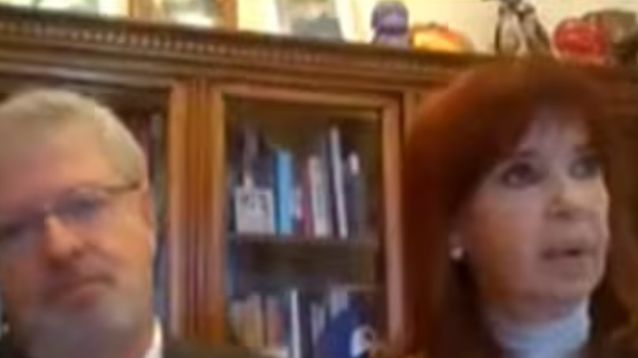 Cristina Fernández junto a su abogado, en la primera audiencia del juicio en la causa Cuadernos.