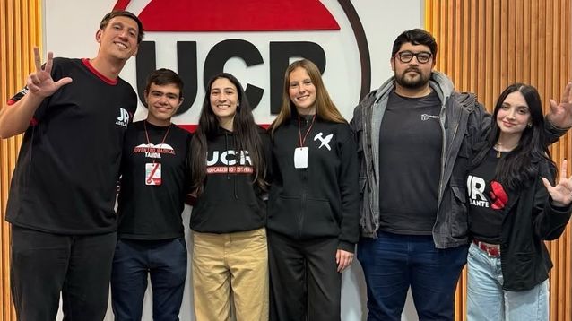 Gonzalo Salord (el primero desde la izquierda) celebra su designación en la Juventud Radical.