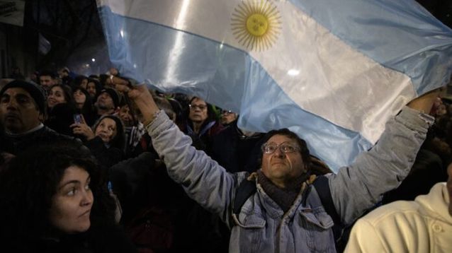 Una bandera argentina flamea frente al departamento de Cristina Fernández de Kirchner, días atrás. (Xinhua)