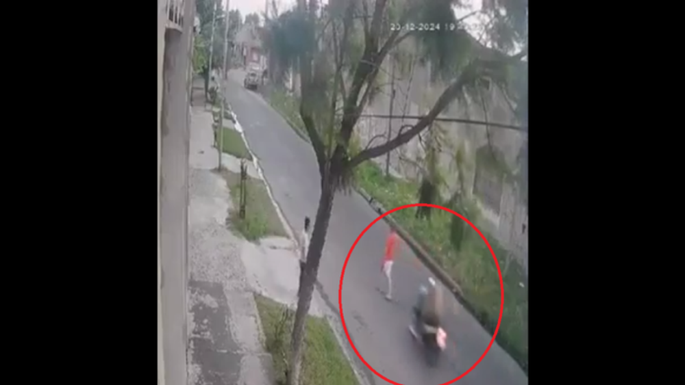 Un motociclista atropelló a una mujer por la espalda y la dejó abandonada en la calle.