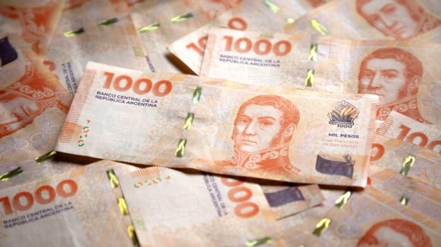 Una serie de billetes de mil pesos argentinos. (Xinhua)