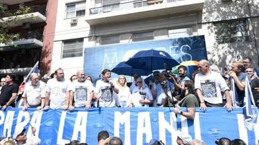 El gobernador bonaerense, Axel Kicillof, en Plaza de Mayo junto a la vicegobernadora, Verónica Magario, ministros de su gabinete e intendentes. (Gobernación)