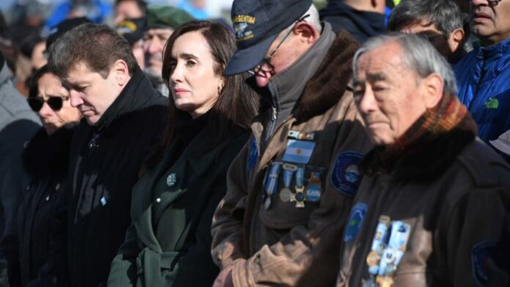 La vicepresidenta Victoria Villarruel en el homenaje a los caídos en Malvinas. - X -