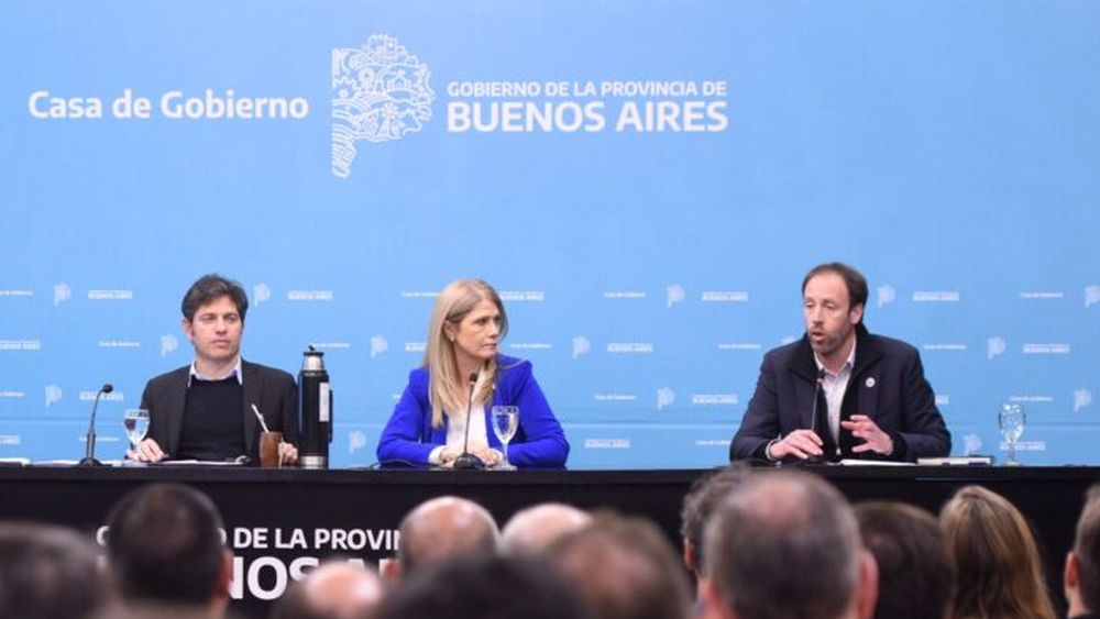 El ministro de Economía bonaerense, Pablo López, habla ante Kicillof y Magario.