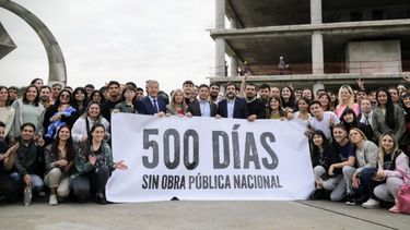 Axel Kicillof encabezó un reclamo por la paralización de la obra pública de Nación.