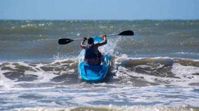 Un guardavidas que presta servicio en un sector concesionado de la playa de Villa Gesell fue denunciado por abandono de persona.