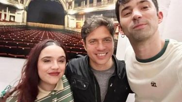 El gobernador Axel Kicillof (centro) junto a Pedro Rosemblat y Ofelia Fernández. (Instagram)