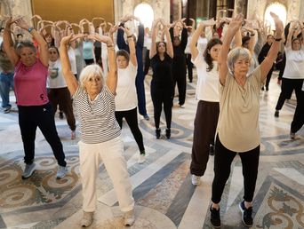 Un grupo de adultos mayores haciendo ejercicio. (Agencia Xinhua)
