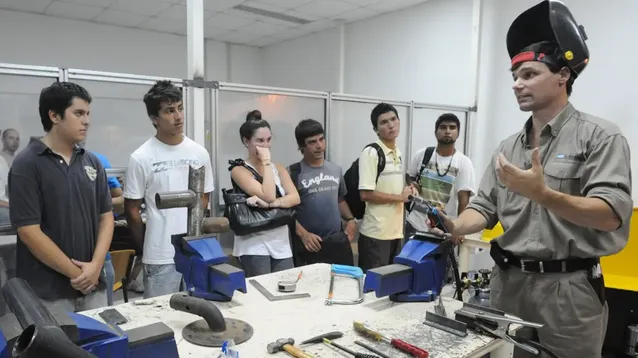 Jóvenes haciendo una capacitación laboral.&nbsp;