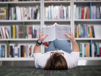 En una época dominada por la velocidad, las pantallas y el consumo permanente de información, la lectura se convierte en un refugio.