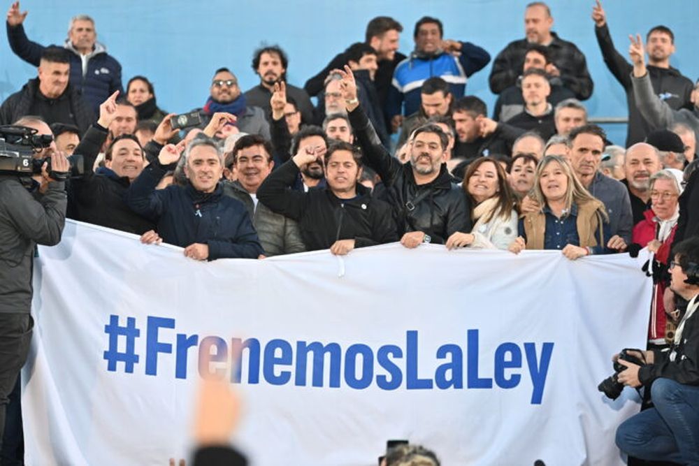 Kicillof en Varela: Mensaje anti Milei, flanqueado por sus coroneles en la batalla contra el camporismo.