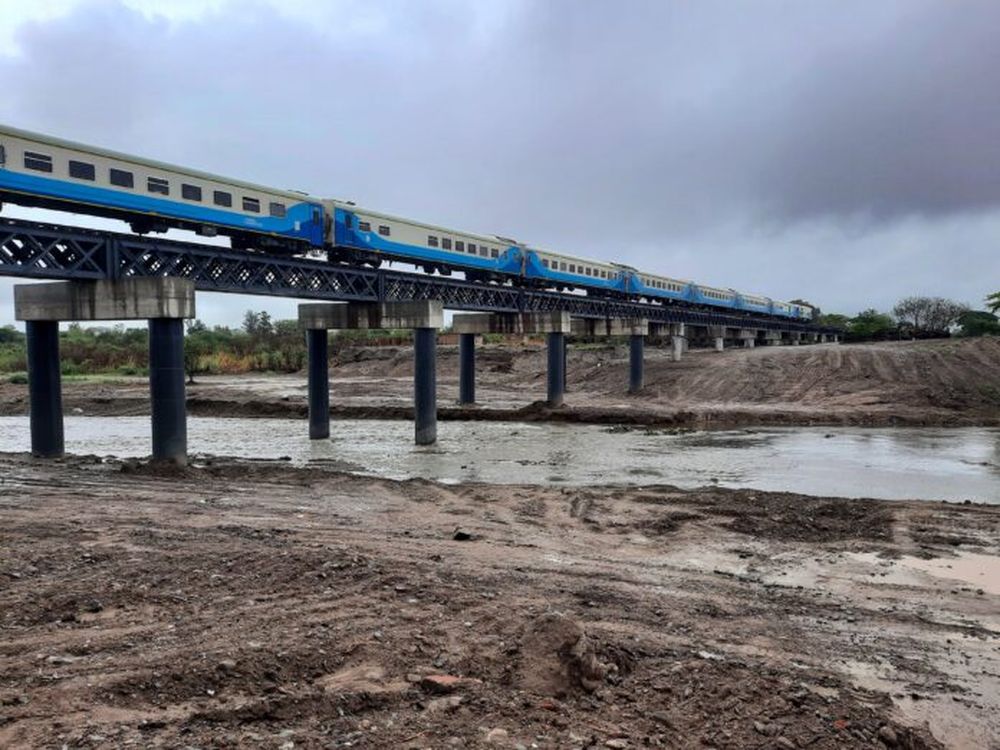 Un tren recorriendo las vías del país.