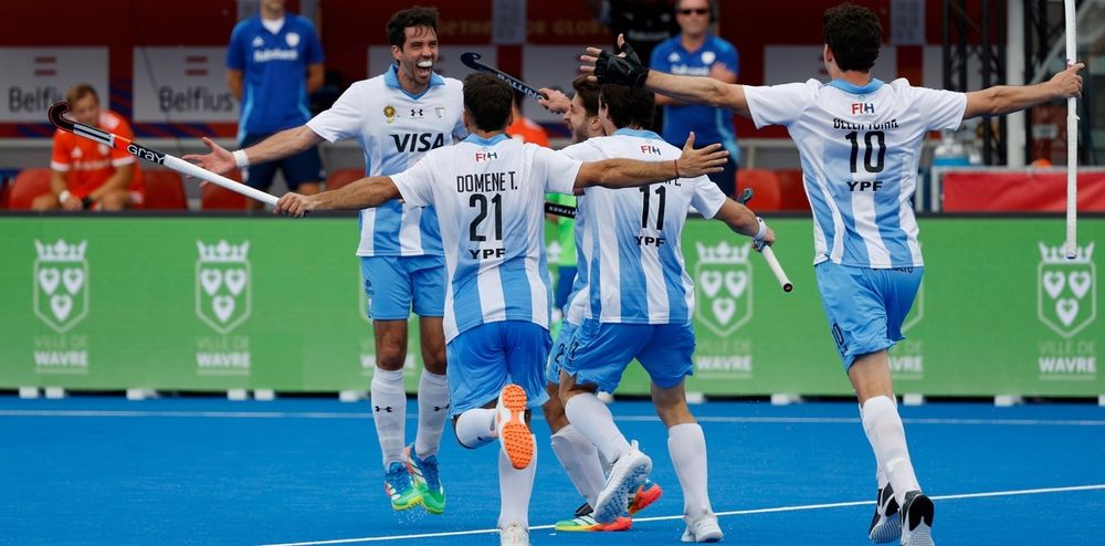 Matías Rey marcó el 2 a 1 definitivo y sus compañeros Leones corren a abrazarlo.