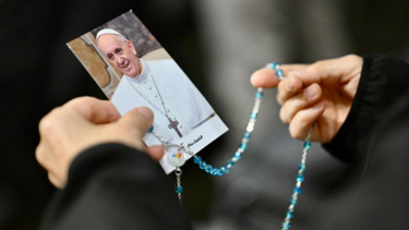 Fieles católicos de todo el mundo en oración por el Papa Francisco.