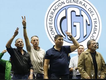 Octavio Argüello (Camioneros, izq.), Jorge Sola (Seguros) y Cristian Jerónimo (Vidrio), el nuevo triunvirato de la CGT. Octavio Argüello (Camioneros, izq.), Jorge Sola (Seguros) y Cristian Jerónimo (Vidrio), el nuevo triunvirato de la CGT.