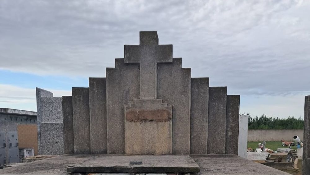 Uno de los sepulcros que sufrió la profanación de sus elementos conmemorativos.